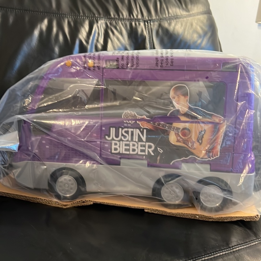 2011 Justin Bieber Doll Tour Bus Concert Stage Play Set and DOLL NEW WITHOUT BOX